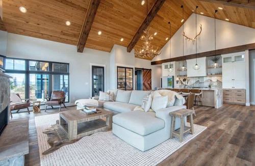 Clawson Casa | The Grande Dom | Private Luxury Mountain Estate