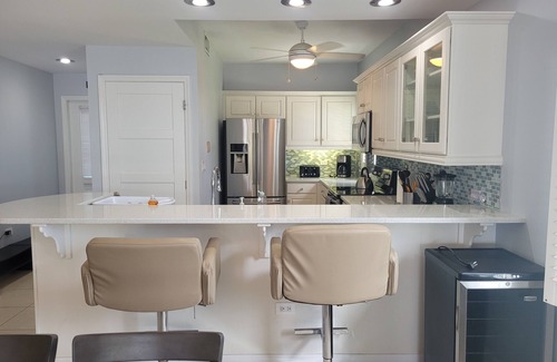 Seven Mile Beach Condominio | The Grandest of Grandviews on 7 Mile Beach! 2nd floor 2 bed-2 bath beachfront!