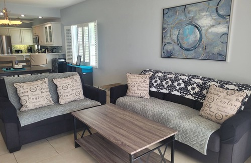 Seven Mile Beach Condominio | The Grandest of Grandviews on 7 Mile Beach! 2nd floor 2 bed-2 bath beachfront!