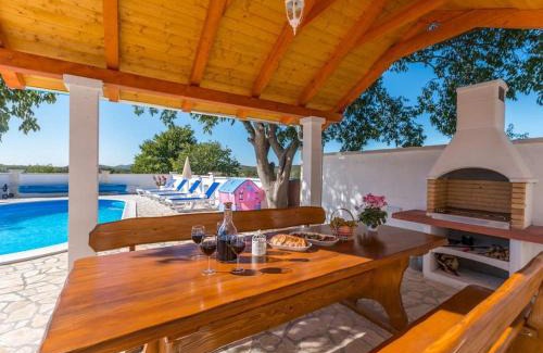 Stankovci Villa | The Grandfather's courtyard villa with heated pool