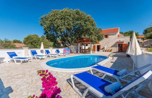 Stankovci Villa | The Grandfather's courtyard villa with heated pool
