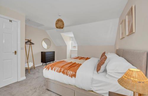 Martlesham Heath Casa | The Grange Luxe3, 4 Bedroom House,5-beds,Spacious,contractor,family,Internet,free parking,group,study,relocation,easily accessible in Ipswich,Kesgrave