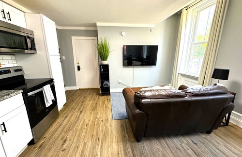 Wilmington Apartamento | The Grayson at Park Place- Cozy and Fully Updated With King bed Free Coffee and Fast Wifi