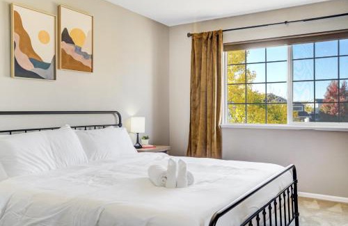 Peyton Casa | The Great Escape - 6BR, Gym, Hot Tub, Pets OK!