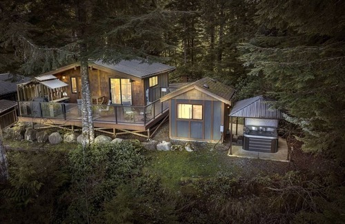 Port Renfrew Cabina | The Great Escape - Port Renfrew - Cottage - secluded with Private Hot Tub