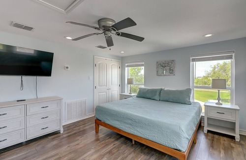 Bayside Casa | The Great Escape! Private pool! Private hot tub! Pier! Right on Copano Bay!