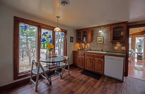 Friendship Cabina | The Great Outdoors: Pet-Friendly Lake House