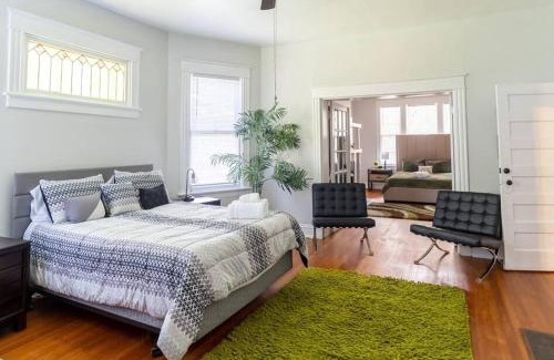 Woodland Heights Apartamento | The Great Pink Lady with Huge Wrap Around Porch!