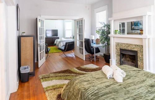 Woodland Heights Apartamento | The Great Pink Lady with Huge Wrap Around Porch!