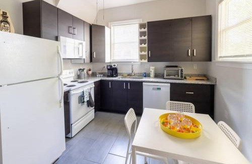 Woodland Heights Apartamento | The Great Pink Lady with Huge Wrap Around Porch!