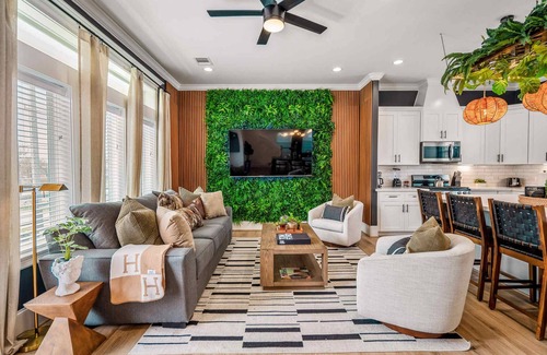 South Central Houston Casa | The Green Haus: Luxxe Cabana Rooftop Retreat