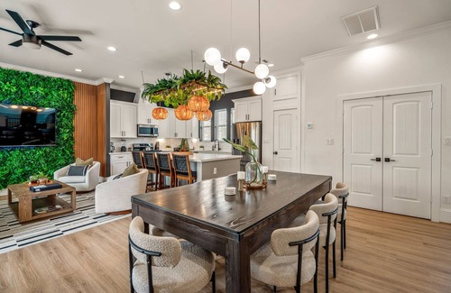 South Central Houston Casa | The Green Haus: Luxxe Cabana Rooftop Retreat