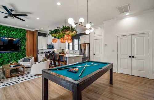 South Central Houston Casa | The Green Haus: Luxxe Cabana Rooftop Retreat