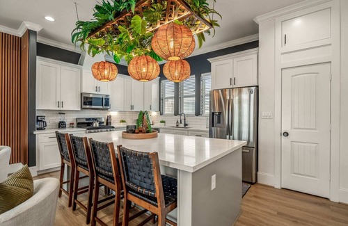 South Central Houston Casa | The Green Haus: Luxxe Cabana Rooftop Retreat