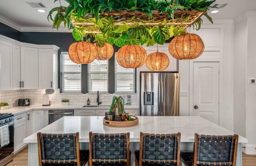 South Central Houston Casa | The Green Haus: Luxxe Cabana Rooftop Retreat