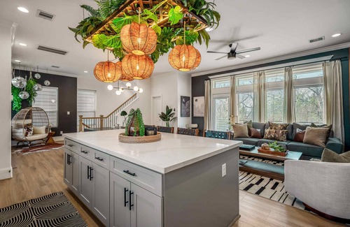 South Central Houston Casa | The Green Haus: Luxxe Cabana Rooftop Retreat