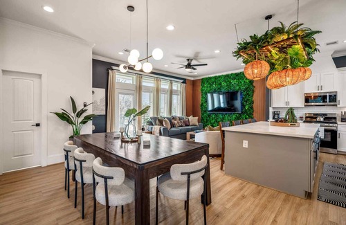 South Central Houston Casa | The Green Haus: Luxxe Cabana Rooftop Retreat
