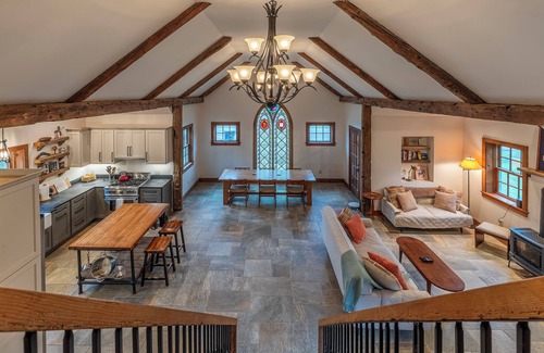 Londonderry Casa | The Green Mountain Chapel / Old Church repositioned into 3 BR