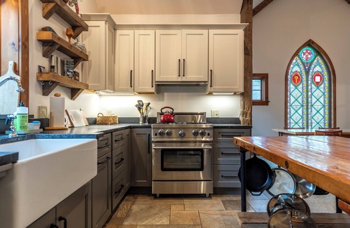 Londonderry Casa | The Green Mountain Chapel / Old Church repositioned into 3 BR