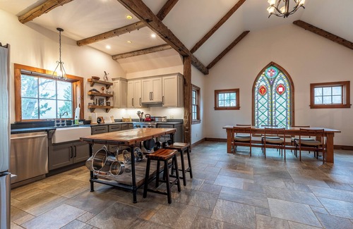 Londonderry Casa | The Green Mountain Chapel / Old Church repositioned into 3 BR