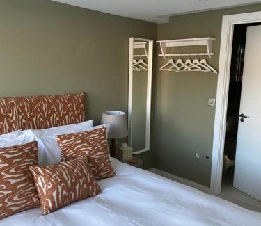 Cheltenham Casa | The Green Room - ROOM & EN-SUITE ONLY