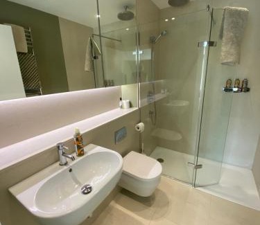 Cheltenham Casa | The Green Room - ROOM & EN-SUITE ONLY