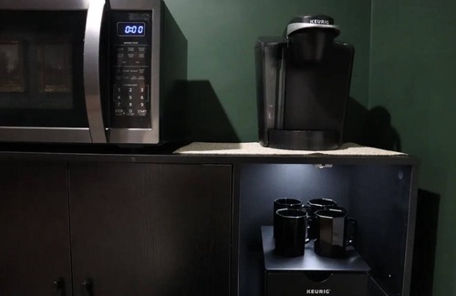 Columbus Casa | The Green Room Suite in Columbus! 7 minutes from airport!