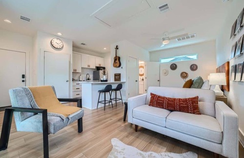 Georgetown Casa | The Green Room. Walk to Downtown Georgetown