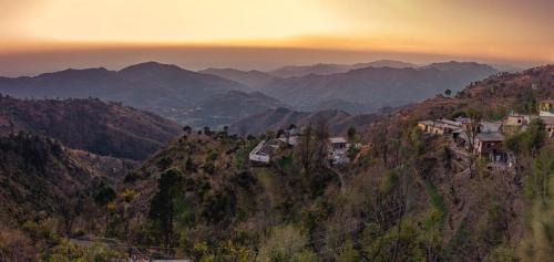Dharampur Apartamento | The Green Trails Kasauli I Guaranteed Best Price I Serviced Villa I Open Air Rooftop I Couple Friendly I Pvt Balcony I Kasauli By Exotic Stays