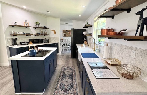 Geneva Casa | The Greenhouse: Tranquil 3-Bedroom Retreat with Garden, Chickens & Outdoor Oasis