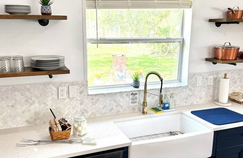 Geneva Casa | The Greenhouse: Tranquil 3-Bedroom Retreat with Garden, Chickens & Outdoor Oasis