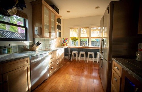 Wallingford Casa | THE GREENLAKE BUNGALOW - center of seattle