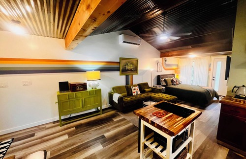 Walnut Springs Casa | THE GREENROOM, FUNKY music themed tiny home, walking distance to downtown!