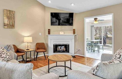 Pleasant Garden Apartamento | The Greensboro Getaway, Hot Tub and Solitude