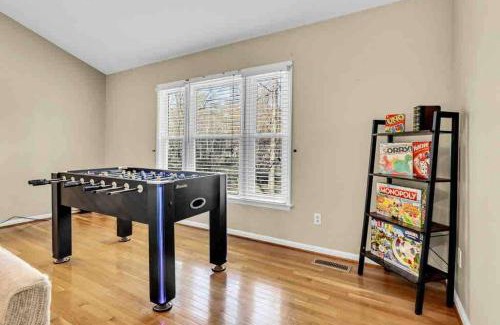 Pleasant Garden Apartamento | The Greensboro Getaway, Hot Tub and Solitude