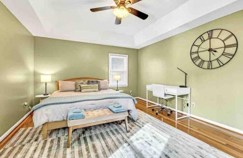 Pleasant Garden Apartamento | The Greensboro Getaway, Hot Tub and Solitude