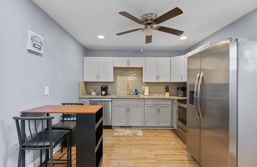 Bowling Green Casa | The Grey Estate - 4BR/2BA