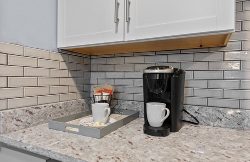 Bowling Green Casa | The Grey Estate - 4BR/2BA