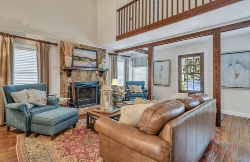 King City Casa | The Grey Pearl - Swimming Pool, Premier Location!