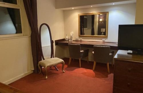 Leigh Hotel | The Greyhound Hotel