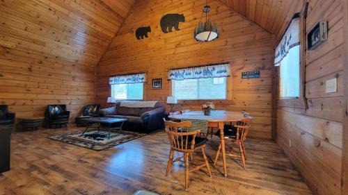 Warrens Casa | The Grizzly Den Cabin Warrens WI