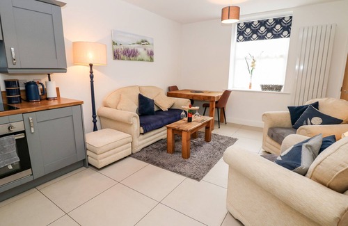 Buxton Cabaña | THE GROOM'S HOUSE, pet friendly, character holiday cottage in Buxton