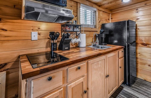 Sevierville Cabina | The Grove 20 by Sojourn Lodging