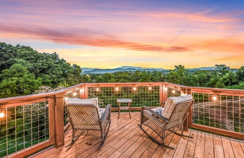 Sevierville Cabina | The Grove 20 by Sojourn Lodging
