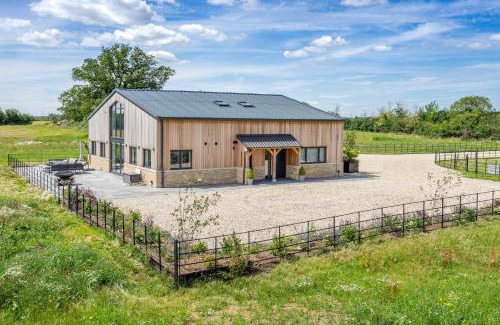 Malmesbury Casa | The Grove - Converted Cattle Barn