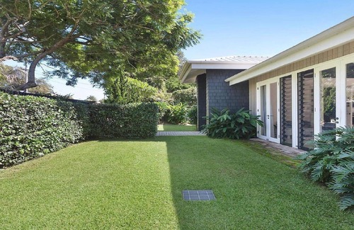 Wamberal Casa | THE GROVE | Pool, Short walk to beach | Accom Holidays