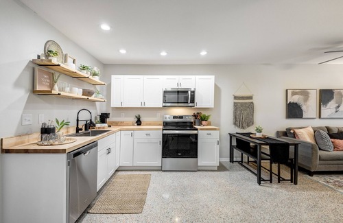 Tropic Casa | The Guava House - Coastal Arts District Getaway