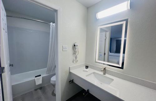 North San Antonio - SAT Hotel | The Hallmark Inn & Suites Newly Renovated Rooms San Antonio Northeast