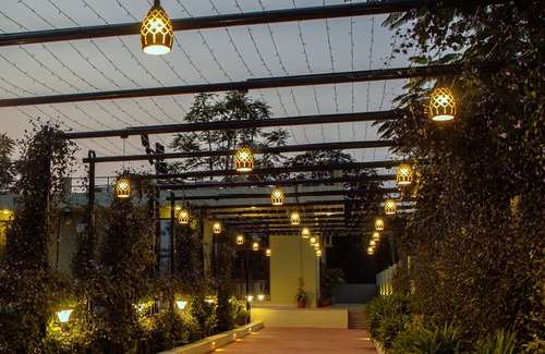 Jaipur Villa | The Hallway is distinguished by its idyllic location between city shores.