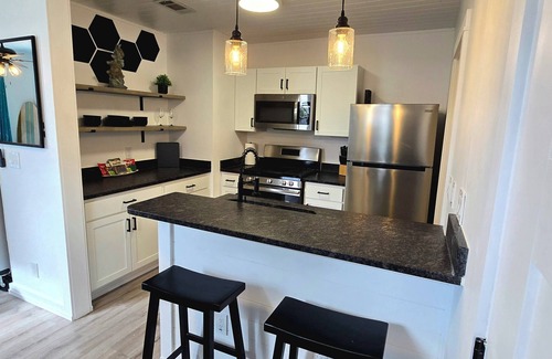 Bunkers Cove Apartamento | The Hamilton Studio! close to Downtown & Dinning, Fast WIFI, HBO Max Included